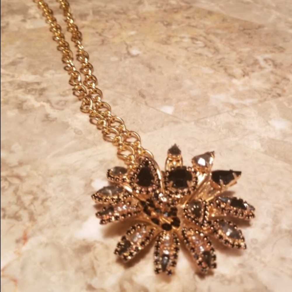 Beautiful statement necklace!!